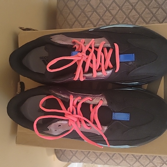 Sneakers - Picture 2 of 4